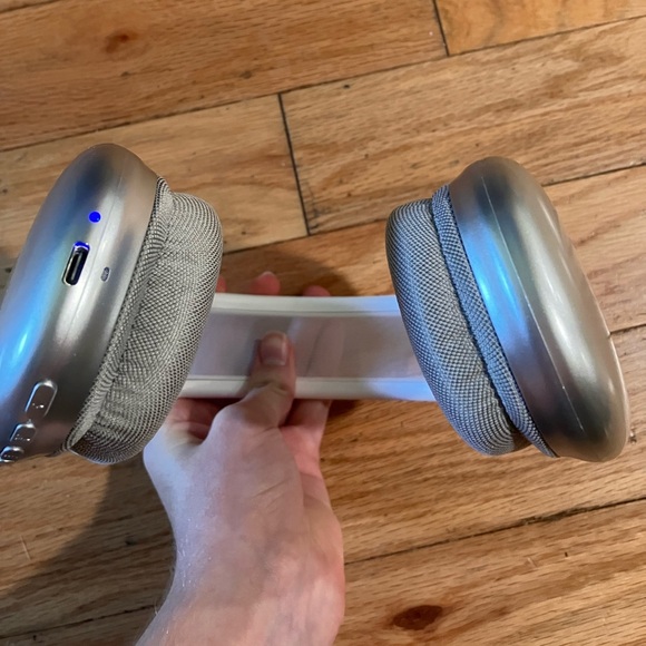 AirPod Max lookalikes - Picture 2 of 5